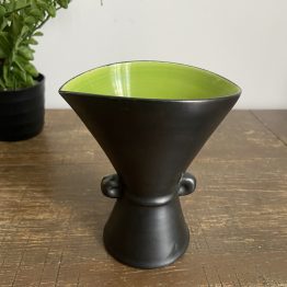 Vase à oreilles noir et vert Les Poteries Normandes de Louviers