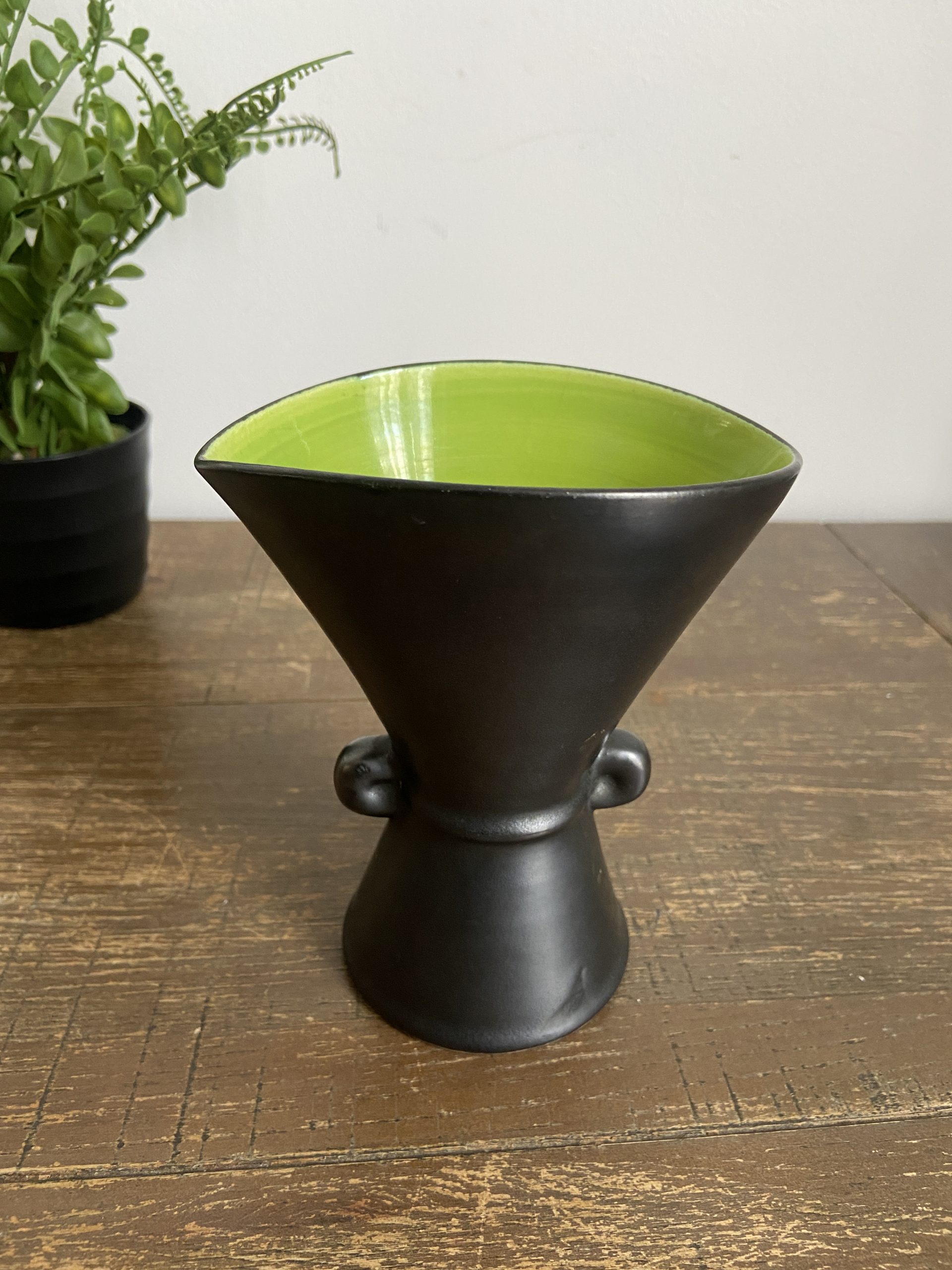 Vase à oreilles noir et vert Les Poteries Normandes de Louviers