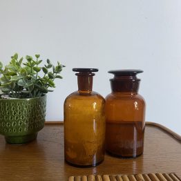 flacons ambrés vintage de laboratoire
