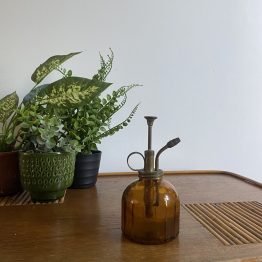 Pulvérisateur ou burette en verre ambré