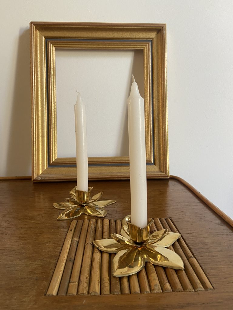 Paire De Bougeoirs En Laiton Art Nouveau Modelés Comme Des Grenouilles Grimpant Sur Des Fleurs De Lotus