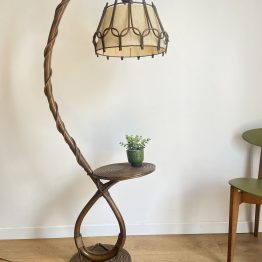 Lampadaire vintage avec tablette en rotin dlg Louis Sognot vers 1960