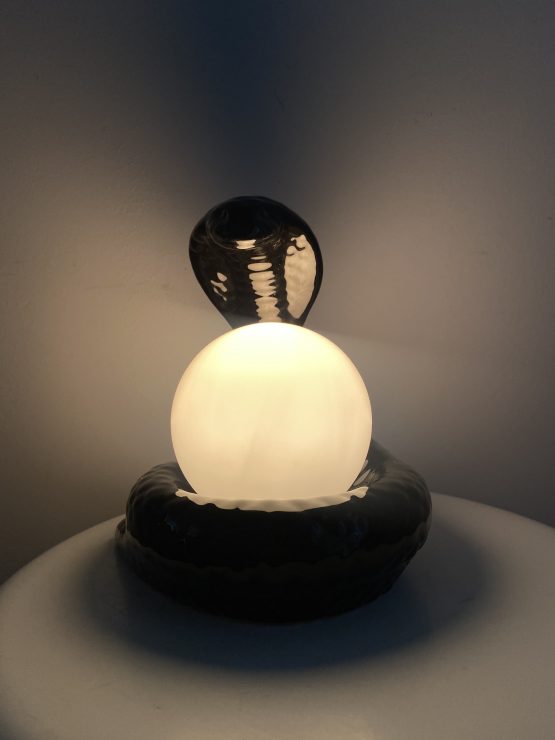 LAMPE vintage COBRA en céramique noire et globe opaline