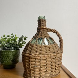 Petite dame jeanne dans son panier d'osier