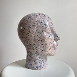 Tête vintage en céramique motif moucheté Rose et noir Années 80, c'est une pièce rare et introuvable sur le marché. à noter : un petit relief dans la glaçure sur l'arrière, mais quasi invisible Poids:1.3kg Dimensions: 27cm de haut, 16cm de large et 22cm de long 