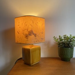 Lampe artisanale en céramique vernissée et abat jour en inclusion de fleurs séchées