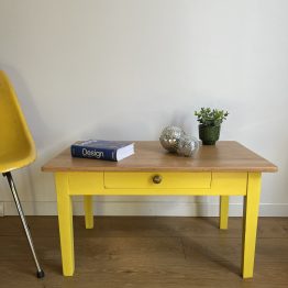 Table basse en bois relookée en jaune