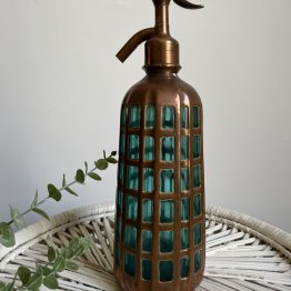VENDU - SIPHON DE BAR EN VERRE BLEU TURQUOISE ET CAGE patine cuivrée vers 1950