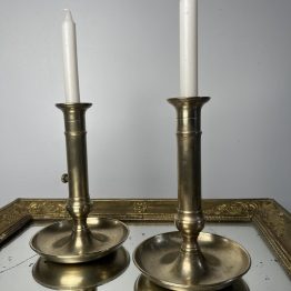 VENDU Paire de chandeliers à système en laiton massif