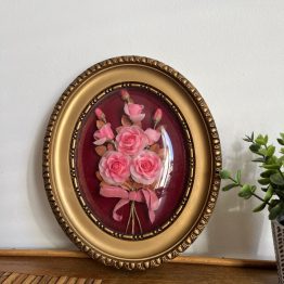 Cadre ovale en verre bombé et fleurs en tissus