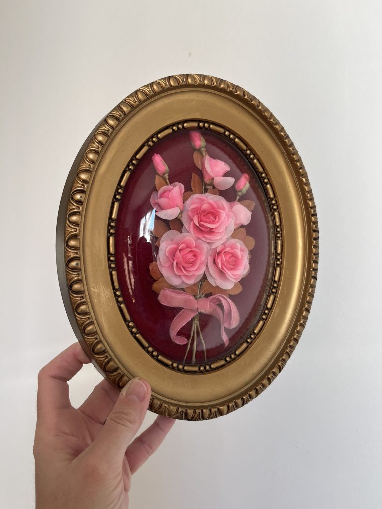 Fleurs en tissu sous verre bombé fond en velours violet | Ma Cabane Vintage