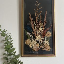 Composition de fleurs séchées encadrées sous verre