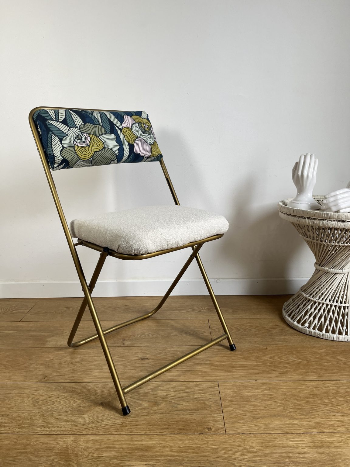 chaise-pliante-vintage-lafuma-revisit-e-tissus-bouclette-et-fleuri-bleu