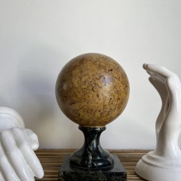 VENDU - Boule de rampe d'escalier en marbre sur support (4,5kg)