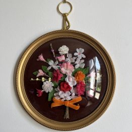 Cadre OVALE EN VERRE BOMBÉ ET FLEURS EN TISSUS