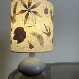 Lampe en céramique signée JM DEHOUX abat jour en plumes et fleurs séchées
