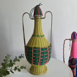 Bouteille en verre et scoubidou coloré jaune rose et vert
