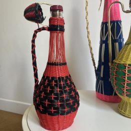 Bouteille en verre et scoubidou rouge et noir