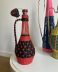 Bouteille en verre et scoubidou rouge et noir