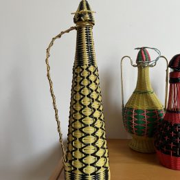 Grande bouteille en verre et scoubidou jaune