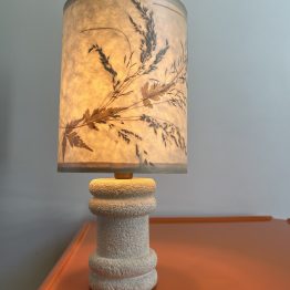 Lampe en pierre sculptée et abat jour fleurs séchées dlg Albert Tormos