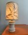 Lampe en pierre sculptée et abat jour fleurs séchées dlg Albert Tormos